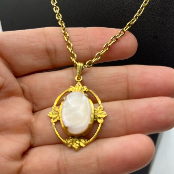 Gold Tone and Light Pink Stone Oval Leaf Pendant Necklace Vintage - Picture 5 of 16